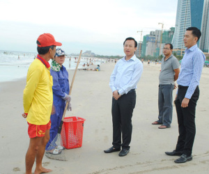 Bí thư Nguyễn Xuân Anh lặng lẽ thị sát bãi biển Đà Nẵng