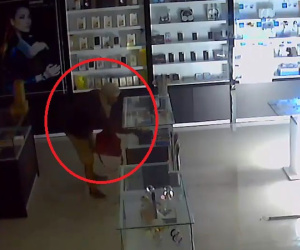 Clip: Trộm cắt cửa, đột nhập vào cửa hàng "cuỗm" tài sản