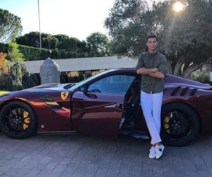 C.Ronaldo gây “bão” với màn khoe siêu xe hơn 10 tỉ đồng