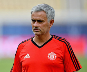 Toàn thắng 3 trận đầu mùa, Mourinho nhận thưởng từ M.U