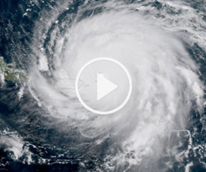 Video: Chuyến bay xuyên tâm bão Irma