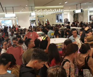 Chật như nêm trong cửa hàng H&M ngày đầu mở bán ở Sài Gòn
