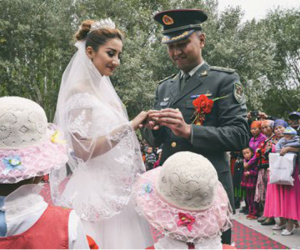 Cô gái đi hơn 2.000 km bí mật cầu hôn bạn trai lâu năm
