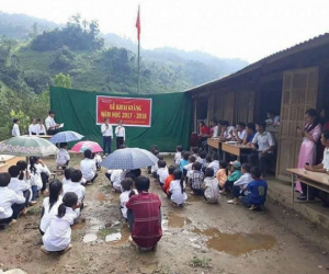 Đằng sau bức ảnh học sinh miền núi ngồi xổm khai giảng gây “bão mạng”