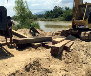 Dùng dao chống trả cảnh sát khi bị phát hiện chở gỗ lậu