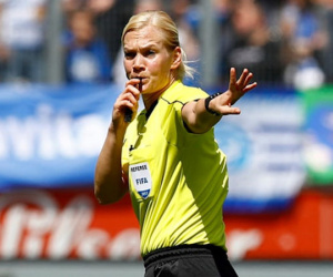 Giảm 50% giá vé cho CĐV nữ đến cổ vũ nữ trọng tài đầu tiên cầm còi ở Bundesliga