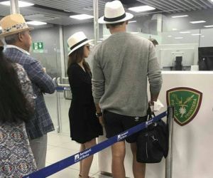 Lộ ảnh hiếm hoi Bi Rain và Kim Tae Hee đội mũ đôi tại sân bay Ý trong kỳ nghỉ dưỡng thai