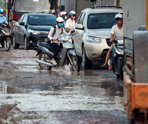 Ô tô né trạm thu phí quốc lộ 5, đường nhánh đầy ổ voi
