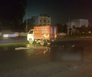 Phóng nhanh trong mưa, nam thanh niên đâm thẳng vào xe tải