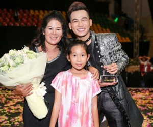 Quán quân The Voice 2017: "Tôi chạy show nuôi mẹ, em gái khi bố mất"