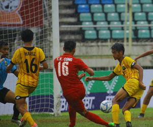Sao trẻ HAGL sút phạt không tưởng, U18 Việt Nam đoạt ngôi đầu bảng từ tay Indonesia