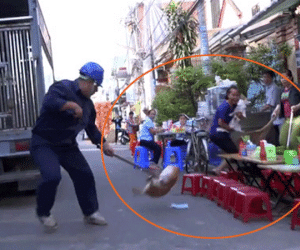 Dân mạng tranh cãi kịch liệt về clip thòng dây bắt chó thả rông tại Sài Gòn