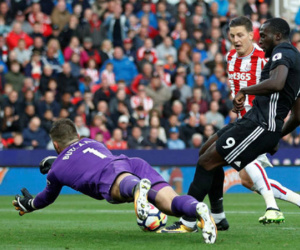Man Utd giữ ngôi đầu dù đứt mạch thắng trước Stoke