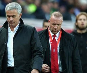 Mourinho từ chối bắt tay HLV Stoke, bỏ họp báo sau trận