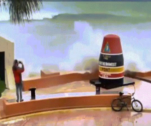 Mỹ: Ra biển chụp ảnh, bị sóng do siêu bão Irma đập bay người