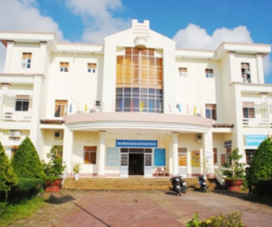 Phó văn phòng huyện "ém" hơn 800 triệu mua xe biếu sếp: Khiển trách (?!)