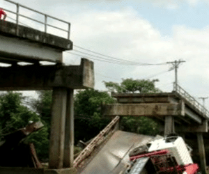 Sập cầu đang thi công, 3 công nhân mất tích
