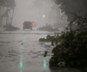 Sinh con tại nhà vì bác sĩ bị kẹt bão Irma