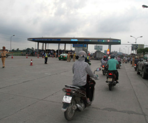 Công an Hưng Yên lên tiếng vụ tài xế trả tiền lẻ ở trạm QL5