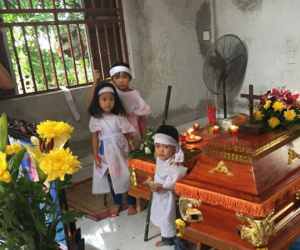 Lao xuống ao cứu con, 2 mẹ con chết đuối, để lại 4 trẻ mồ côi