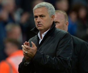 Mourinho chê Man Utd dậm chân tại chỗ thời Moyes và Van Gaal