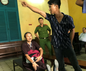 Náo loạn tại phiên tòa xử vụ "sáng tố hiếp dâm, chiều mới hiếp"