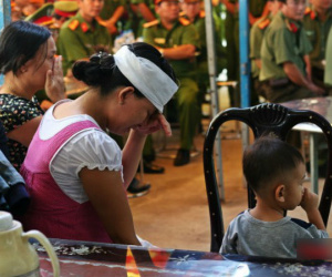 Nghẹn ngào lễ tang đưa chiến sĩ cứu hỏa về nơi an nghỉ: "Đừng mang ba con đi, để ba con ngủ"
