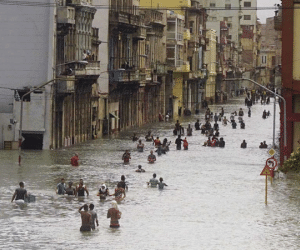 Thủ đô Cuba hóa "bể bơi khổng lồ" vì bão Irma