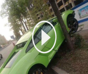 Video: Đuổi theo thiếu nữ, thanh niên đâm hỏng Lamborghini đi thuê