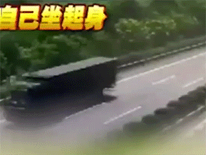 Vừa lái xe vừa ngủ, ông bố khiến con gái bị văng khỏi ô tô giữa đường cao tốc