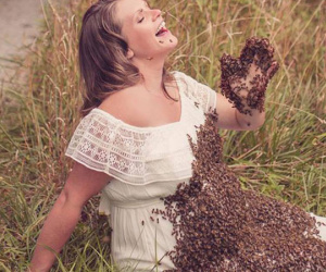 Bí mật bất ngờ phía sau bức hình mẹ bầu chụp hình cùng hàng ngàn con ong