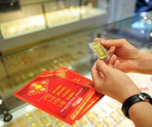Giá vàng tiếp tục giảm mạnh