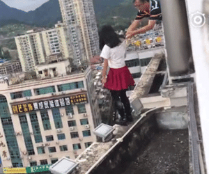 Hiệu trưởng giải cứu nữ sinh định nhảy lầu từ tầng 17