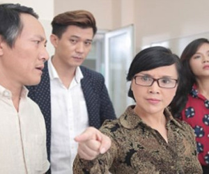 Huyền Lizzie choáng váng bởi cái tát của NSND Lan Hương