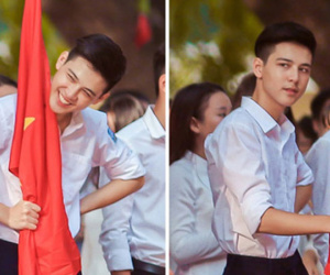 Thêm loạt ảnh của "hotboy cầm cờ": Chụp lén nhưng vẫn cực điển trai!