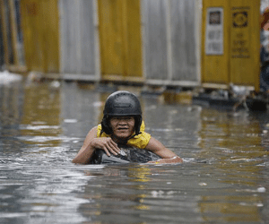 Bão vừa đổ bộ, người dân Philippines ngụp lặn trong nước lũ