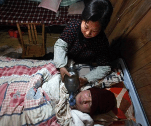 Cả gia đình tay biến dạng vì bóp "máy thở" tự chế duy trì sự sống cho con