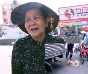 Chó cưng bị Đội săn bắt "tóm", cụ bà hớt hải: "Nó đi chợ với tôi, đang nằm trên vỉa hè chờ tôi về cùng thì bị bắt"