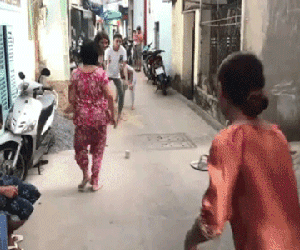 Clip cực dễ thương: "Hội chị em" xóm lao động miền Tây hồn nhiên chơi tạt lon, ai thua cõng người thắng chạy vòng quanh