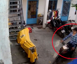 Clip: Trộm thản nhiên bẻ khóa "cuỗm" xe máy tại nhà trọ đông người