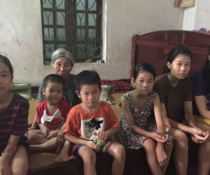Cô gái 18 tuổi gồng gánh giấc mơ đến đường của 5 em nhỏ