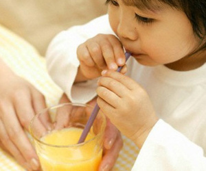 Con trai làm đổ nước tung tóe trong quán, ông bố ngồi nhìn rồi bảo con làm một việc