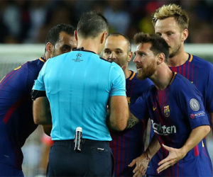 Messi nhận thẻ vàng do nhắc trọng tài phạt đối thủ