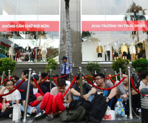 Người Việt mua áo "made in Vietnam" 300.000 chê đắt, đội nắng 15 tiếng mua áo H&M 700.000 vẫn khen rẻ?