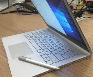 Phụ huynh chịu mua máy chiếu, cô giáo than không có laptop?