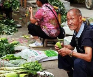 Tưởng con đã chết nơi đất khách, ông bố bán rau nuôi cháu "mồ côi" bỗng phát hiện sự thật như xát muối sau 14 năm