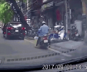 Video: Pha mở cửa vô tâm và nỗi đau ập tới cho cả đôi bên