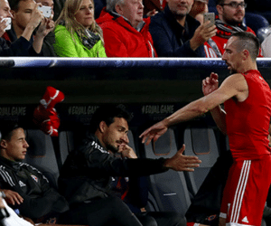 Bayern cảnh cáo Ribery vì ném áo tỏ thái độ