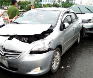 Bốn ôtô va chạm liên hoàn trên cầu ở Sài Gòn