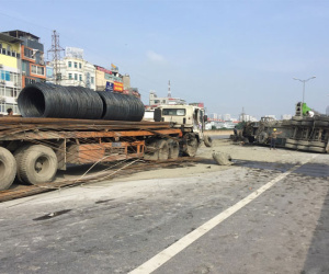Hiện trường tai nạn xe bồn làm tê liệt đường trên cao vành đai 3